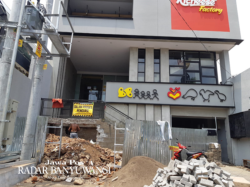 BELUM BEROPERASI LAGI: Bagian depan rumah makan cepat saji Richeese Factory yang beralamat di Jalan Ahamd Yani Banyuwangi masih dalam proses perbaikan, Selasa (28/11).