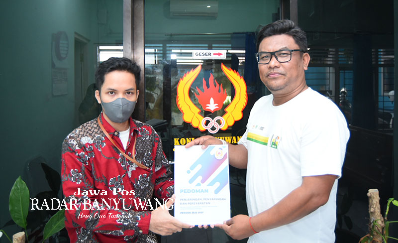 MENDAFTARKAN CALONNYA: Sekretaris Cabor Balap Sepeda Banyuwangi Dedi Susanto mengambil berkas pendaftaran untuk calon ketua KONI yang dia usung, Rabu (29/11).