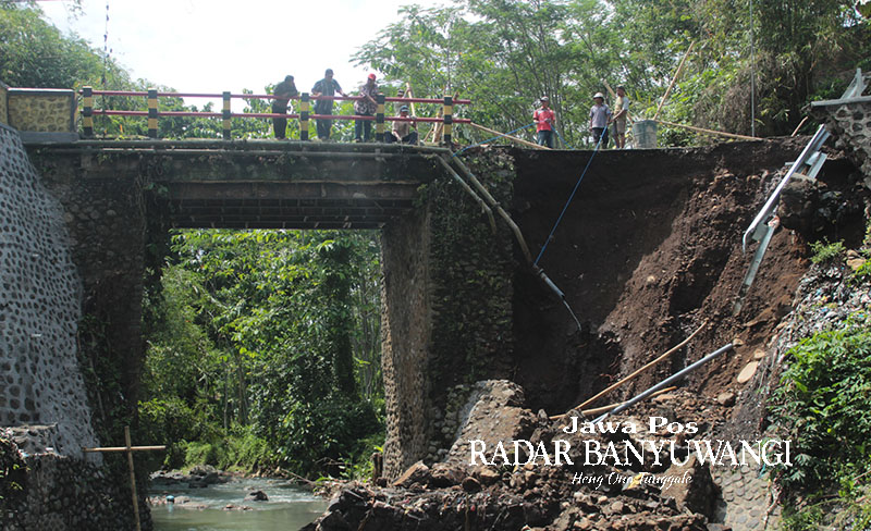 LONGSOR: Plengsengan sayap Jembatan Jagalan di Dusun Sepanjang Wetan, Desa Sepanjang, Kecamatan Glenmore, Banyuwangi, setinggi 20 meter ambrol akibat tergerus air, Rabu (29/11).