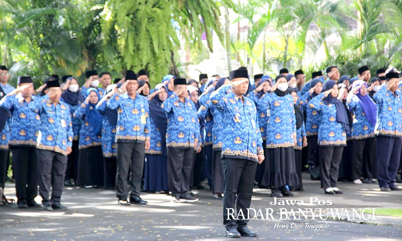 HORMAT GRAK: ASN pemkab mengikuti upacara HUT Korpri di halaman kantor Bupati Banyuwangi, Rabu (29/11).