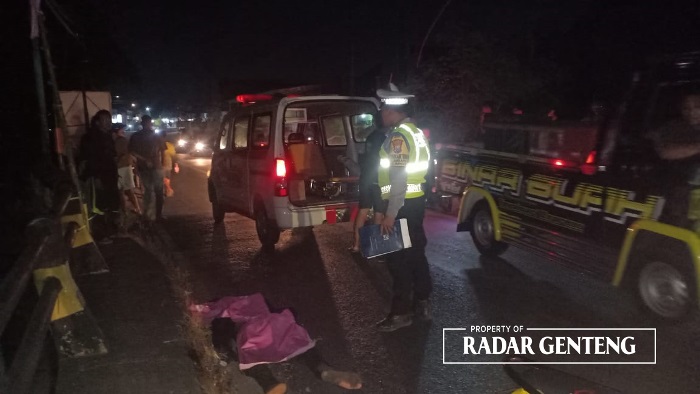 MENINGGAL DUNIA: Anggota Polsek Muncar mengevakuasi korban kecelakaan yang tewas di Jembatan Desa Kedungringin, Kecamatan Muncar pada Selasa (28/11) malam.