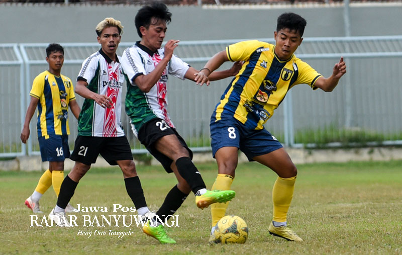 Striker Banyuwangi Putra Imam Bandaniji bergelut dengan bek tim Panji Laras dalam laga uji coba di Stadion Diponegoro, Kamis sore (30/11).