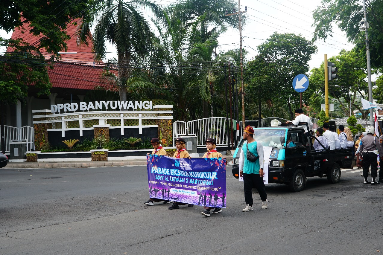 BERBARIS RAPI: Ratusan siswa-siswi SDIT Al Uswah 2 menuju TMP Wisma Raga Satriya Banyuwangi.