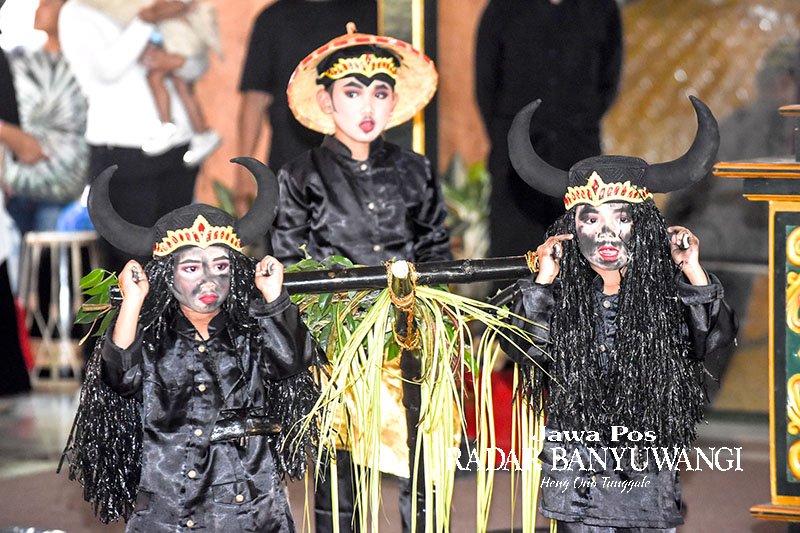 SENIMAN CILIK: Peserta menampilkan Kebo-keboan Boyolangu dalam kegiatan PSP SD/MI di aula kantor Disbudpar Banyuwangi, Kamis (30/11).
