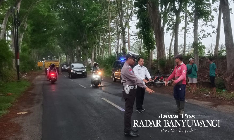 LOKASI LAKA: Anggota Unit Lantas Polsek Genteng menggelar olah TKP kecelakaan di Jembatan Sasak Mayit, Dusun Nganjukan, Desa Karangsari, Kecamatan Sempu, Rabu (29/11)