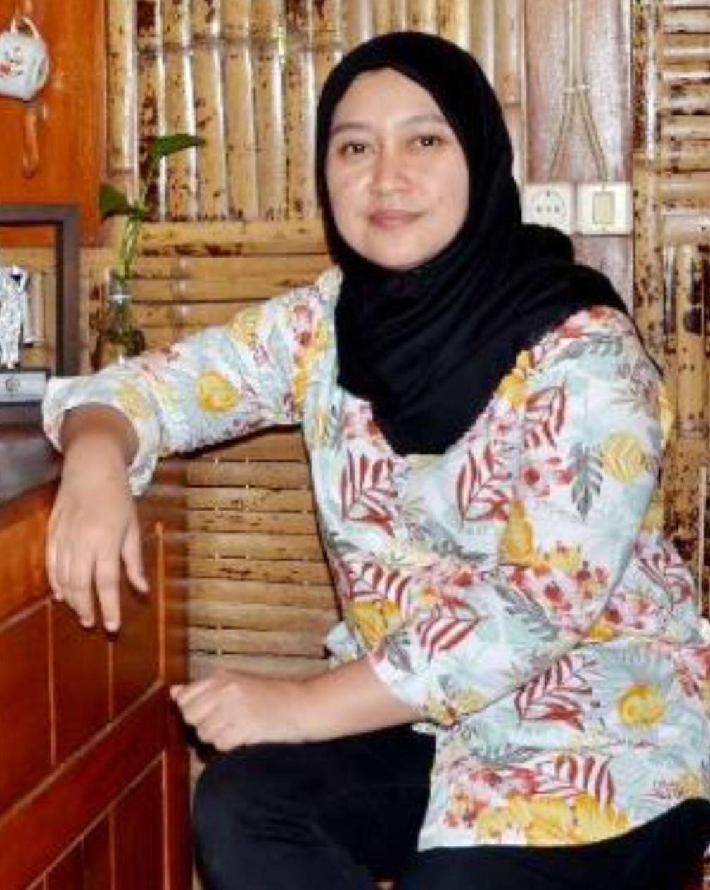 TUNTAS: Ketua Komisi IV DPRD Banyuwangi Ficky Septalinda meminta pelaksana proyek plengsengan yang ambrol harus memperbaiki