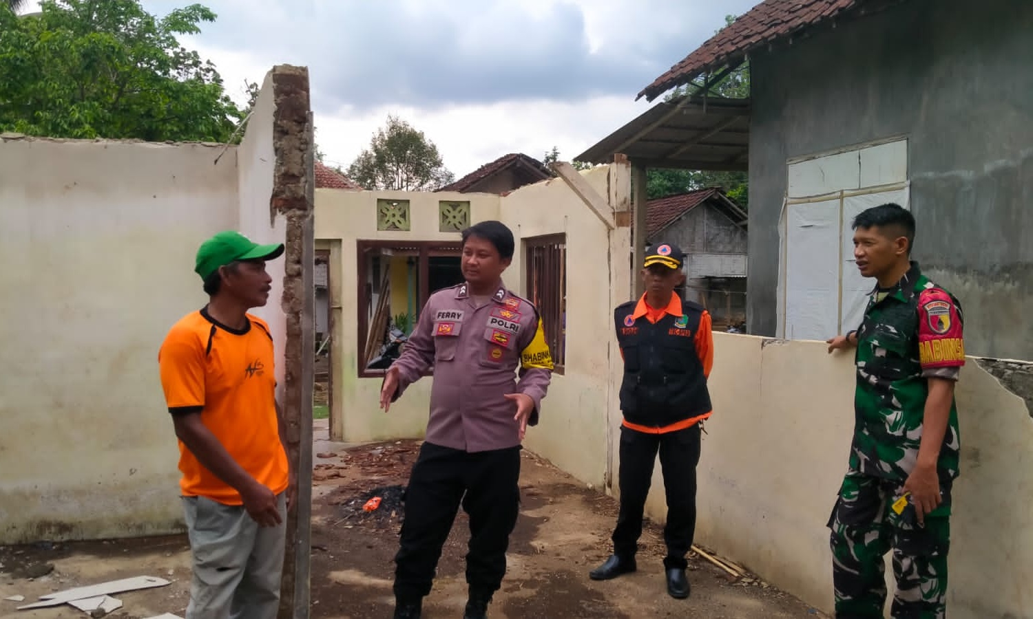 CEK: Anggota polisi, TNI, BPBD, dan warga melihat rumah milik Ribut yang ambruk di Dusun Krajan, Desa Banyuanyar, Kecamatan Kalibaru pada Kamis (30/12) sore.