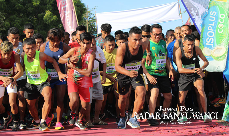 PERSIAPAN: Ratusan atlet lari berada di garis start sebelum dilepas oleh Bupati Situbondo Drs Karna Suswandi, Minggu (3/12).