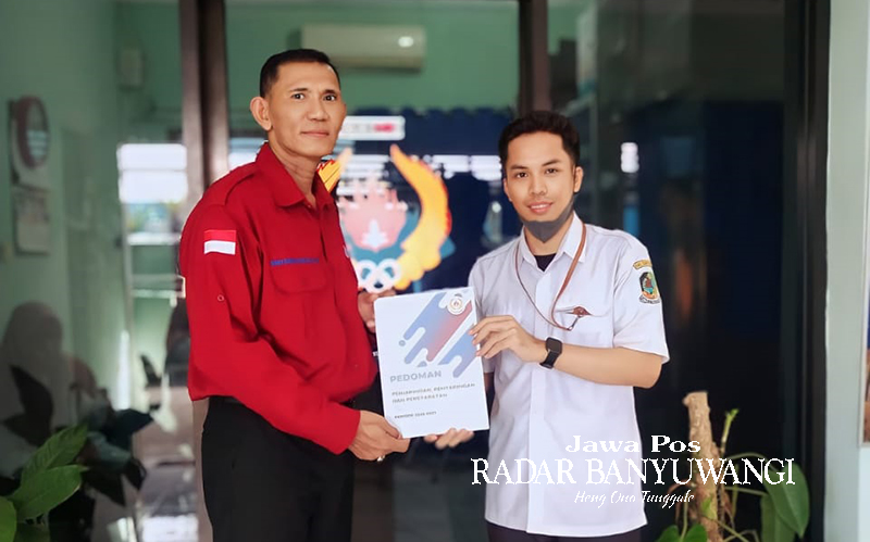 SIAP BERKOMPETISI: Bomba Sugiarto mengambil formulir pendaftaran di kantor KONI Jalan Kalasan, Kelurahan Penganjuran, Banyuwangi, pekan lalu.