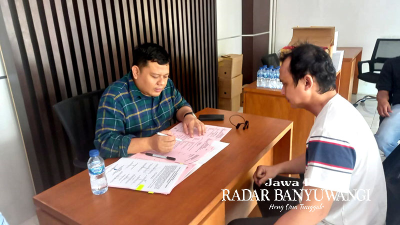 LANGSUNG DITAHAN: Jon Adi Batam (kanan) menjalani pemeriksaan usai berkasnya dilimpahkan ke Kejaksaan Negeri Banyuwangi, Jumat (1/12).