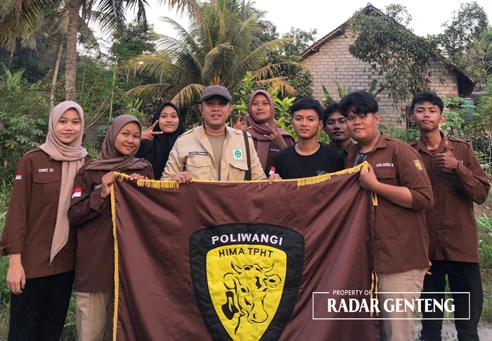 HMJ: Dosen pembimbing Salvian Setyo Prayitno SPt MPt (tengah) bersama mahasiswa Prodi Pengolahan Hasil Ternak, Jurusan Pertanian.