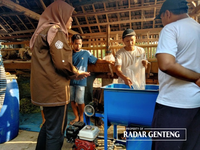 SOLUTIF: Mahasiswa Prodi Pengolahan Hasil Ternak, Jurusan Pertanian menunjukkan cara kerja mesin Double Ribbon Feed Mixer untuk peternak domba di Desa Kradenan, Kecamatan Purwoharjo.
