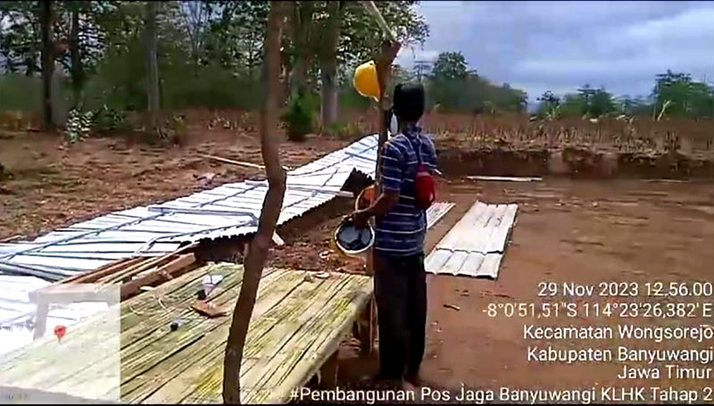 DIROBOHKAN: Pagar pembatas pekerjaan proyek pos jaga di Desa Alasbuluh, Wongsorejo, roboh setelah diinjak-injak masa, Rabu (29/11).