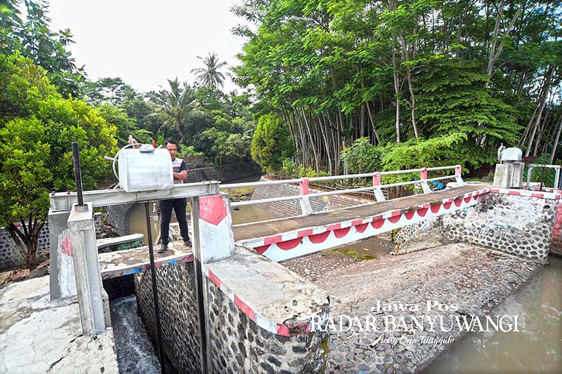 24 JAM SEHARI: Petugas bersiaga di pintu air Sungai Bagong di Kecamatan Banyuwangi beberapa waktu lalu. Lintas SKPD siap berkolaborasi dalam mengantisipasi kebencanaan.