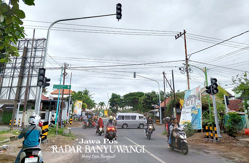 ATUR LALU LINTAS: traffic light  terpasang di simpang empat jalan lingkar barat Rogojampi, tepatnya di sebelah lapangan Lugjag, Desa Pengatigan, Rogojampi, Banyuwangi.