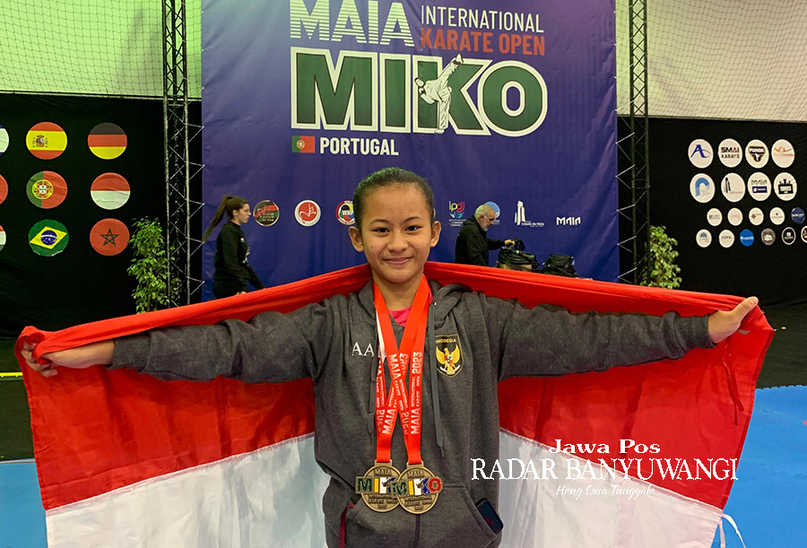 PRESTASI GEMILANG: Aldhea Azarina Bharata menunjukkan dua medali emas yang diraih dalam ajang Maia International Karate Open (MIKO) yang berlangsung di Portugal.