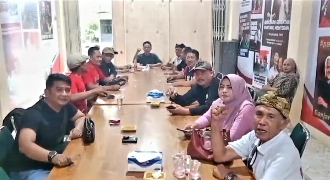 SATUKAN PERSEPSI: Jajaran TPD Ganjar-Mahfud melakukan pertemuan dengan organisasi relawan di Banyuwangi, Selasa (5/12).