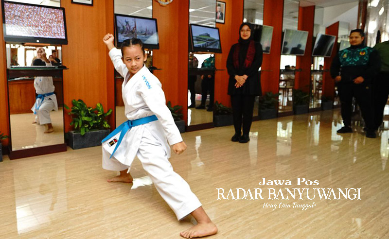 GEMILANG: Aldhea Azarina Bharata saat unjuk kebolehan di hadapan Bupati Ipuk Fiestiandani sebelum mengikuti Maia International Karate Open (MIKO) di Portugal.