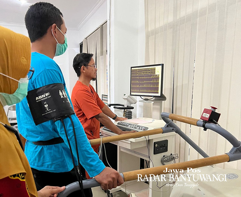 TELATEN: Dokter dan perawat memantau perkembangan detak jantung pasien melalui treadmill di RSUD Genteng.