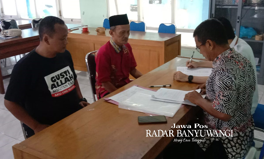 PENDAFTAR TERAKHIR: Mukayin (tengah) menyerahkan dokumen pendaftaran sebagai Ketua KONI Banyuwangi periode 2023&ndash;2027, Senin (4/12).