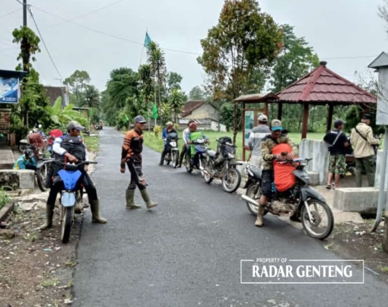 OJEK GUNUNG: Pendaki Gunung Raung berkumpul di depan base camp pendakian Gunung Raung jalur Dusun Wonorejo, Desa Kalibaru Wetan, Kecamatan Kalibaru Senin (4/12).