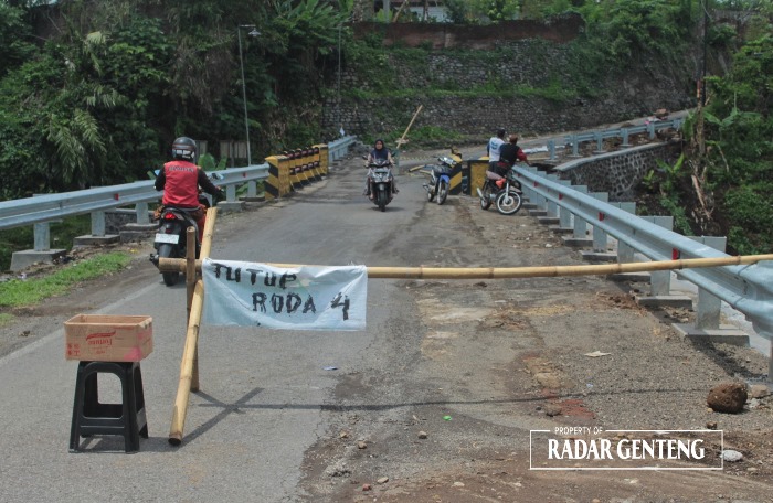 TUTUP: Jembatan Jagalan di Kampung Madiunan, Dusun Sepanjang Wetan, Desa Sepanjang, Kecamatan Glenmore hanya boleh dilewati kendaraan roda dua selama masa perbaikan Senin (4/12).