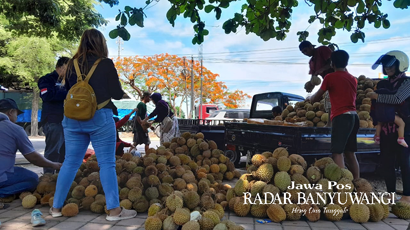 PANEN PEMBELI: Warga menyerbu pedagang duren di area Taman Pancing, Kecamatan Panji, Situbondo, Minggu (3/11).