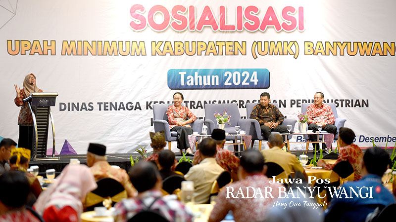 Plt Kepala Disnakertransperin Banyuwangi Sulistyowati membuka sosialisasi kenaikan UMK kepada para pengusaha se-Banyuwangi di di Hotel Aston Banyuwangi, Rabu (6/12).