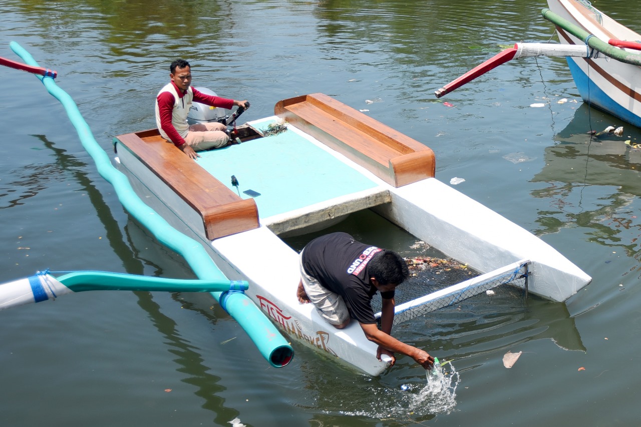 Sampah yang masuk ke celah antar kapal nelayan bisa diambil dengan mudah melalui perahu sampah.