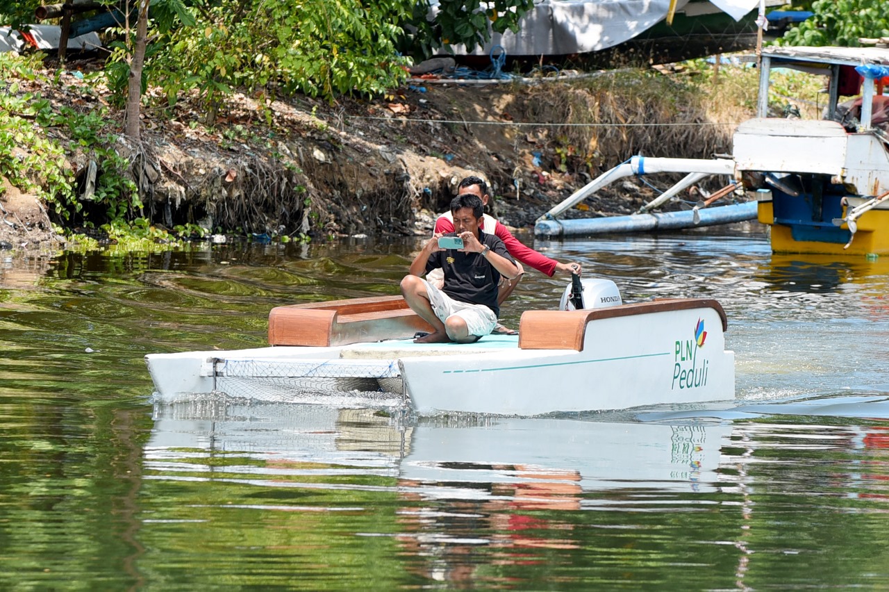 Perahu sampah yang dibuat Pokdarwis Kampung Mandar, Kabupaten Banyuwangi melakukan pembersihan pantai sepanjang 800 meter.