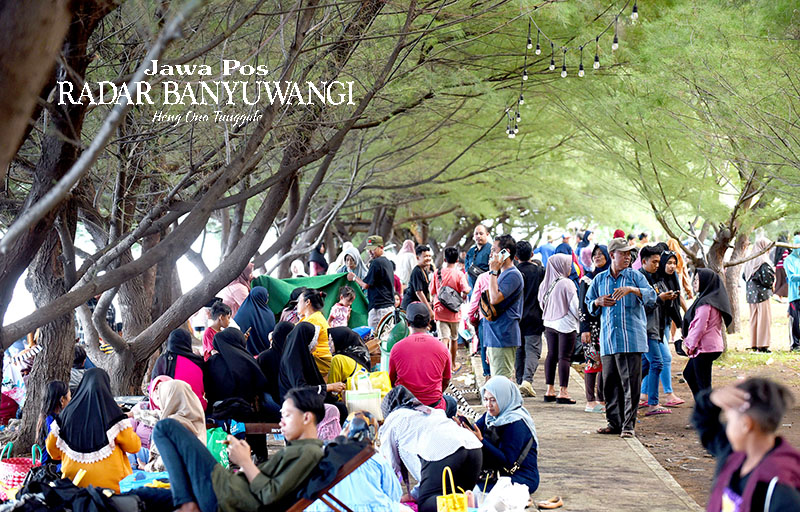 MILIK SEMUA: Wisatawan memadati Grand Watudodol menjelang akhir libur Lebaran 2023, Mei lalu. Pemkab Banyuwangi memberikan hak istimewa bagi teman difabel mengakses destinasi wisata secara gratis.