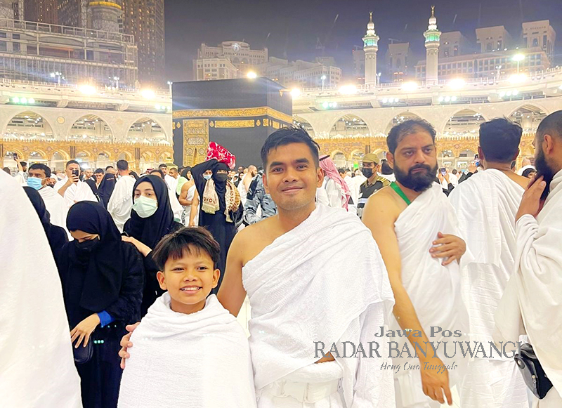 SAAT MASIH MESRA: Farel Prayoga foto bersama Zidni Ilman Nafi&rsquo;a, Direktur Utama PT Sembilan Nol Lima Production, usai melaksanakan ibadah umrah di Makkah, Saudi Arabia, beberapa waktu lalu.