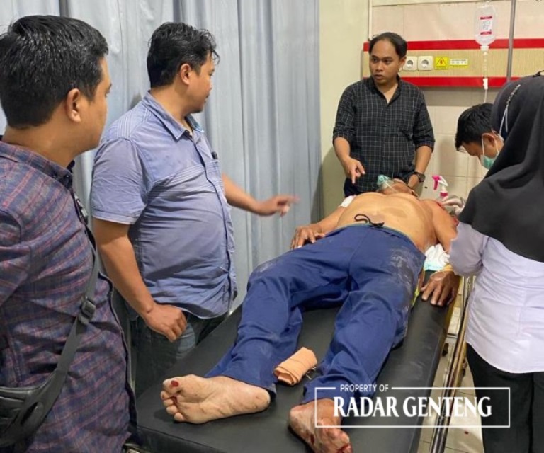 TERBARING: Suharsono yang terluka di beberapa bagian tubuhnya akibat dibacok keponakannya Sugiarto menjalani perawatan di RS Graha Medika Gambiran Selasa (5/12)