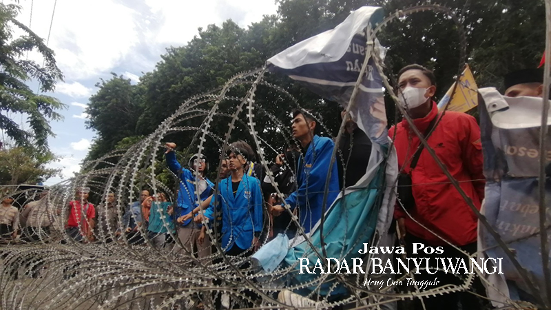 DEMONSTRASI: Kader PMII menyampaikan aspirasi di depan kantor DPRD, Selasa (5/12)0. Mereka tidak dapat masuk ke kantor dewan lantaran dihalangi kawat berduri.