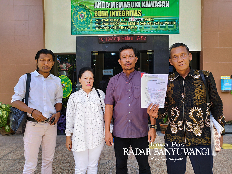 TEMPUH JALUR HUKUM: Orang tua Farel, Joko Suyoto dan Siti Mujayanah didampingi kuasa hukumnya, Ribut Puryadi, mengajukan gugatan di PN Banyuwangi, Rabu (6/12).
