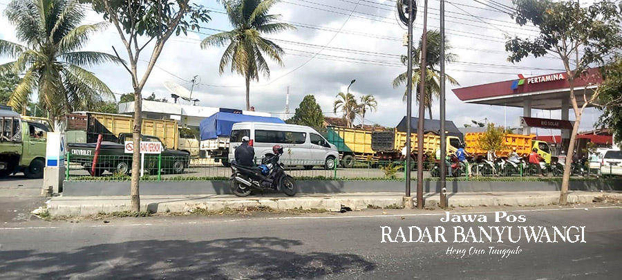 ANTRE DAPATKAN SOLAR: Kendaraan berbahan bakar solar antre mengisi BBM di salah satu SPBU di Banyuwangi pekan lalu.
