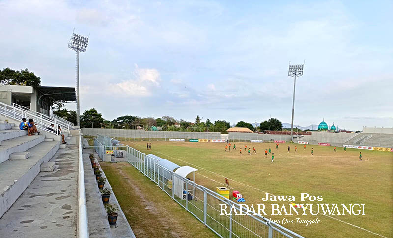 JADWAL MUNDUR: Suasana Stadion Diponegoro terlihat sepi setelah jadwal pertandingan antara Persewangi melawan NZR Sumbersari batal digelar Rabu (6/12).