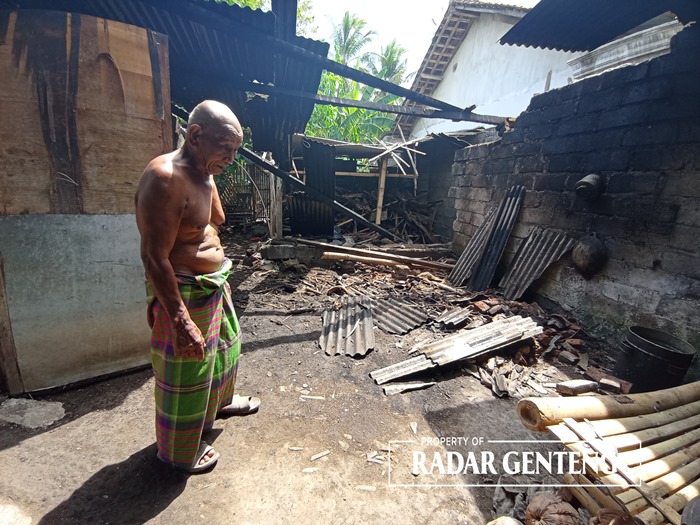LUDES: Sapuan di rumahnya bagian dapur yang habis terbakar di Dusun Krajan Baru, Desa Wonosobo, Kecamatan Srono Rabu (6/12).