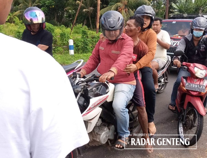 DIRINGKUS: Pelaku pembacokan Sugiyono (tengah) dibawa ke Polsek Cluring setelah ditangkap di pinggir jalan raya Dusun Kaliboyo, Desa Kradenan, Kecamatan Purwoharjo Rabu (6/12).