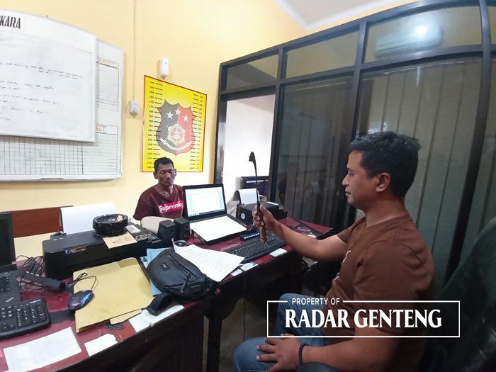 BERSAMA ALAT BUKTI: Sugiyono yang diduga telah membacok pamannya Suharsono menjalani pemeriksaan di ruang Unit Reskrim Polsek Cluring Rabu (6/12).