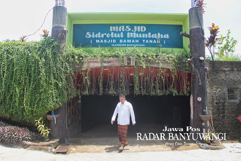 Pintu menuju Masjid Bawah Tanah Sidrotul Muntaha Desa Karangharjo, Kecamatan Glenmore, terlihat rindang karena bagian atasnya berhias tanaman bunga.