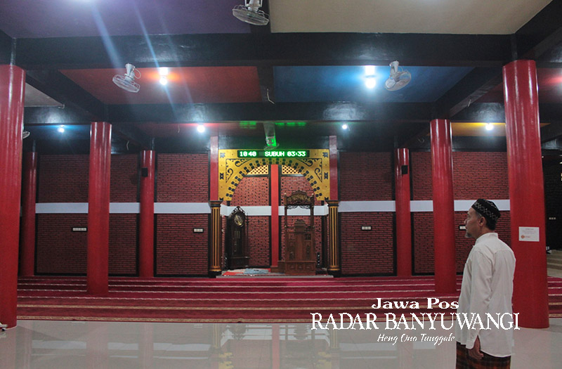 UNIK: Muhammad Taufan berada di dalam Masjid Bawah Tanah Sidrotul Muntaha di Desa Karangharjo, Kecamatan Glenmore, Rabu (6/12).