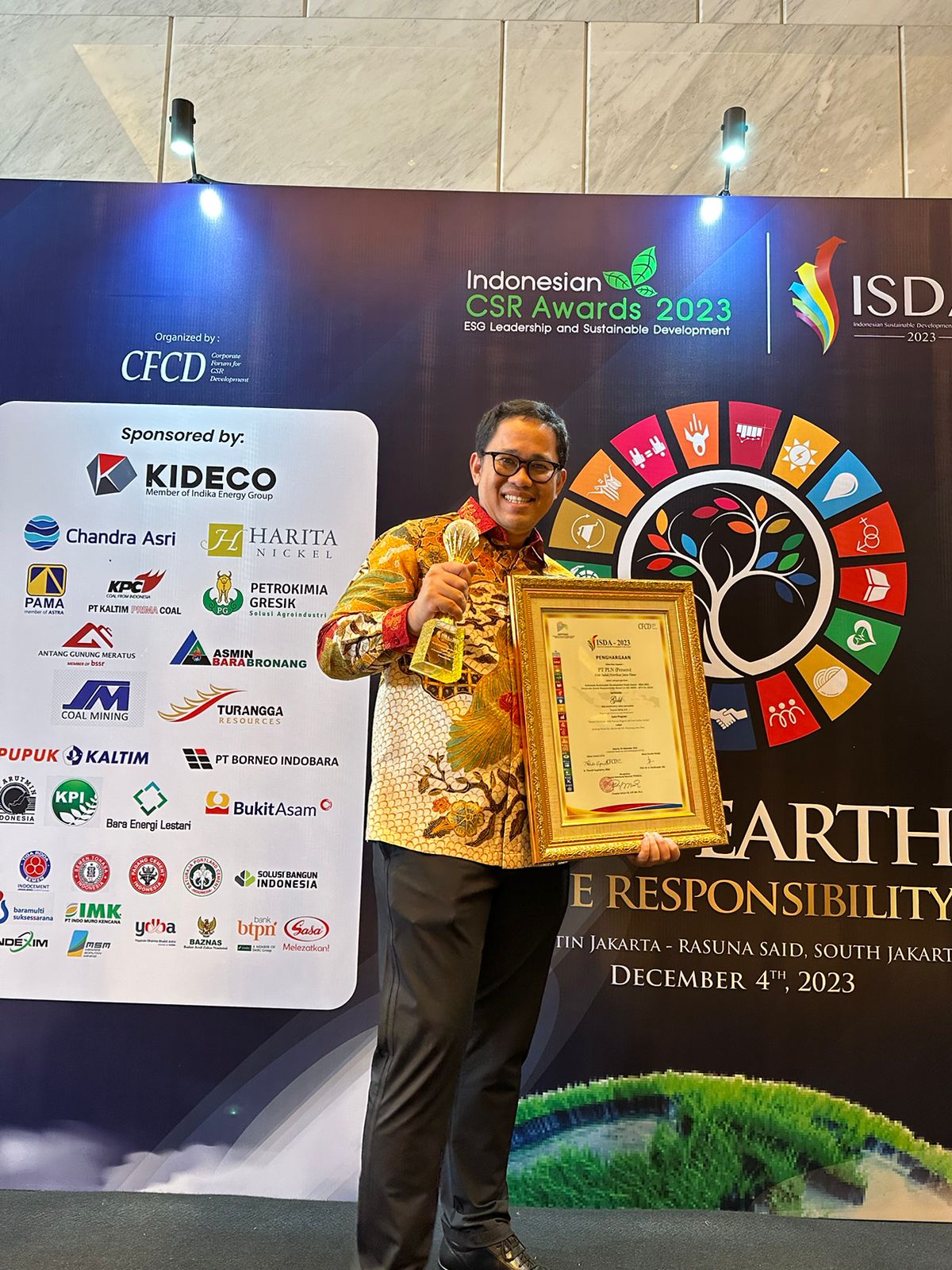 BANGGA: PLH PLN UP 3 Banyuwangi terima penghargaan ISDA 2023 di Jakarta.
