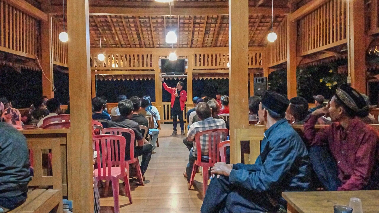 GELORAKAN SEMANGAT: Hary memberikan pertemuan pembentukan dan pelatihan saksi Ganjar-Mahfud di Kecamatan Licin, Kamis (7/12).