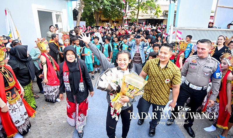 GAPAI PRESTASI: Dhea didampingi kepala sekolah Suheni dan Ketua FORKI Banyuwangi I Wayan Redhita memasuki SDN 1 Mojopanggung.