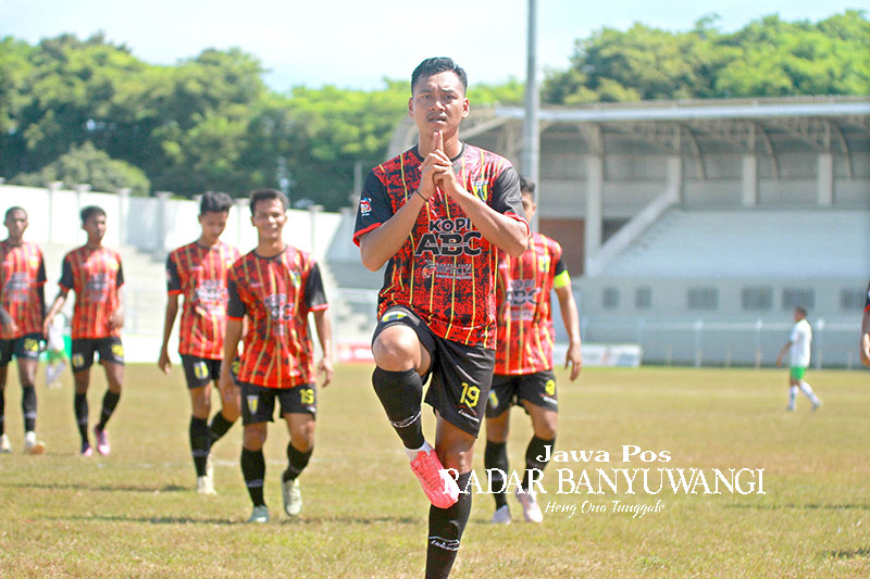 CETAK TIGA GOL: Striker gaek Banyuwangi Putra Imam Bandaniji mencetak hat-trick ke gawang Persekap Pasuruan di Stadion Diponegoro, Kamis (7/12).