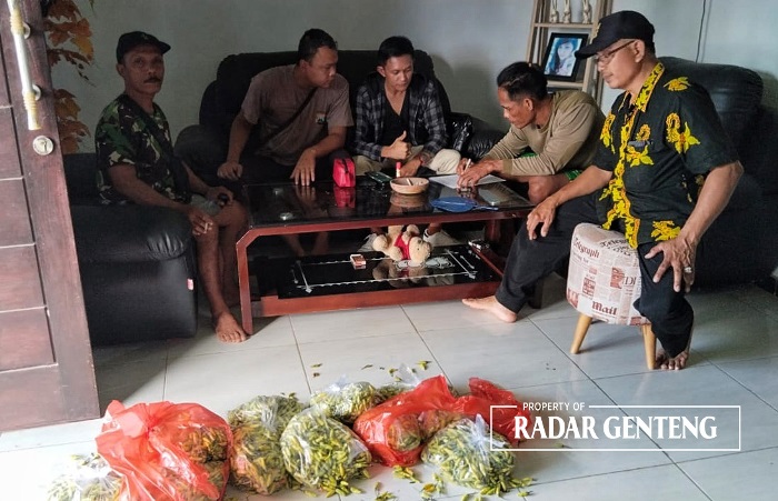 DAMAI: Ponari (dua dari kanan) saat menandatangani pernyataan tidak mengulangi lagi dalam mediasi kasus pencurian cabai di Dusun Tegalwagah, Desa/Kecamatan Siliragung, Kamis (7/12).