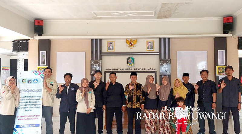 GESTUR BANYUWANGI: Tim Pengabdian Masyarakat Poliwangi foto bersama kades dan perangkat Desa Pendarungan.