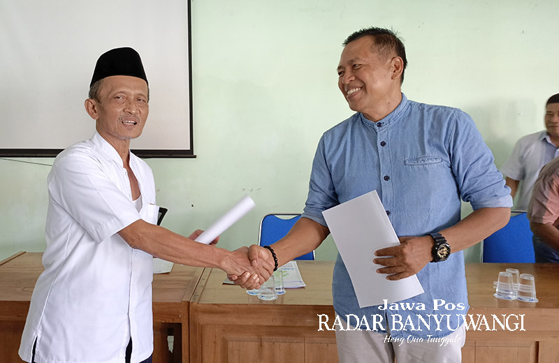 HEAD TO HEAD: Dua kandidat calon ketua KONI Banyuwangi Ahmad Khairullah dan Mukayin bersalaman usai ditetapkan sebagai calon, Jumat (8/12).