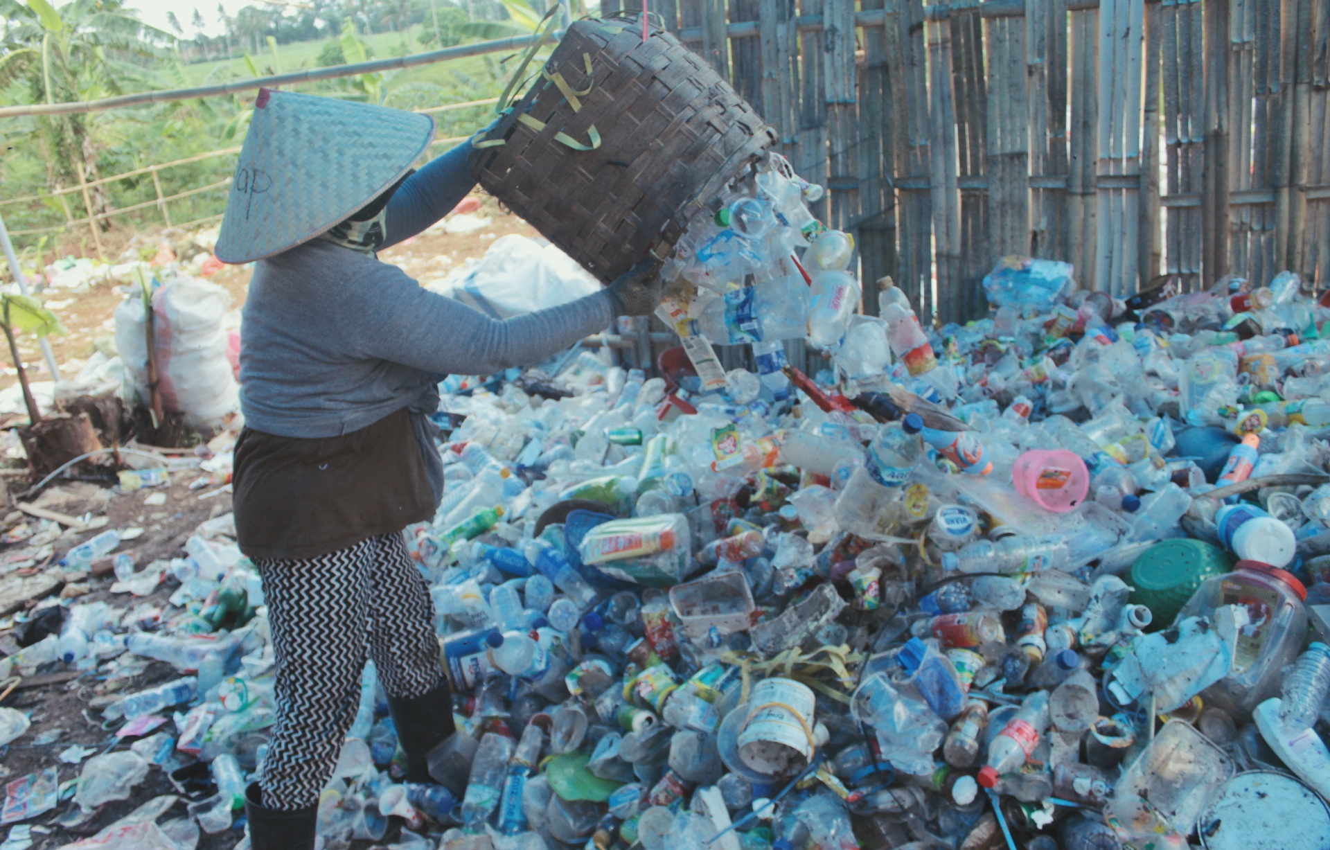 BAU: Tempat pembuangan sampah di  Dusun Resomulyo, Desa Genteng Wetan, Kecamatan Genteng ini baru dioperasikan dan sudah diprotes warga, Minggu (10/12).